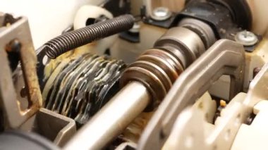 Dönen solucan dişli şaftı şablon davulunu döndürür.