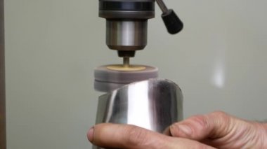 Silindir zımpara kağıdıyla zımparalanmış..