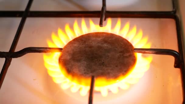 煤气在厨房火炉的煤气炉里燃烧 火焰是黄色的 — 图库视频影像