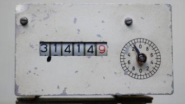 Tezgahtaki sayılar artıyor ve 3.14159 'da duruyor. Bu, matematikte pi 'nin sabiti..