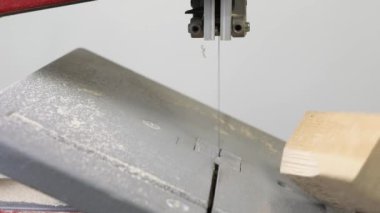 The wood is sawn off from the workpiece on a band saw.