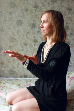 Siyah elbiseli bir kadın.