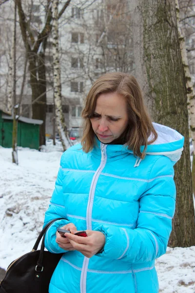 bir cep telefonu bir kadın görünüyor