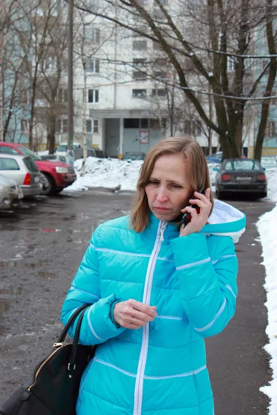 Mujer hablando por teléfono celular — Foto de Stock