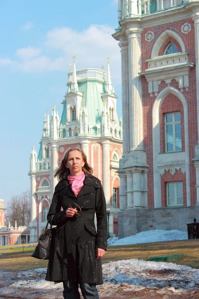 ผู้หญิงคนหนึ่งเดินในสวนสาธารณะใกล้กับพระราชวัง Tsaritsyno มอสโคว์ . — ภาพถ่ายสต็อก