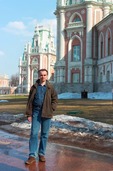 Ein Mann geht in der Nähe des Palastes im Zarenpark spazieren. Moskau. — Stockfoto