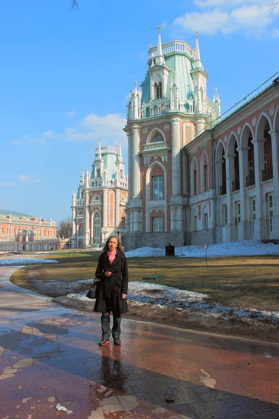 Eine Frau geht in einem Park in der Nähe des Zarenpalastes spazieren. Moskau. — Stockfoto