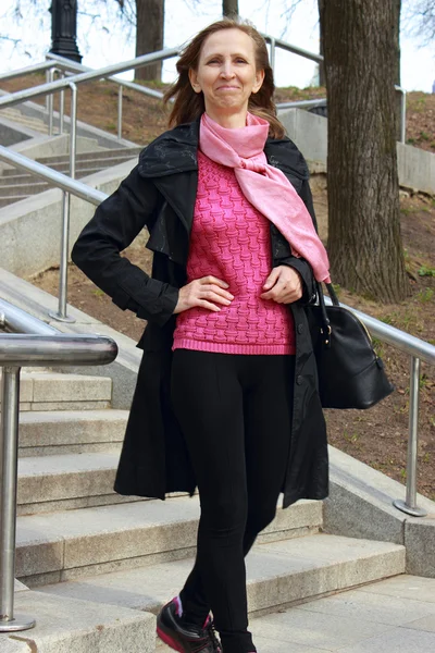 Joyful woman down the stairs — Stock Photo, Image