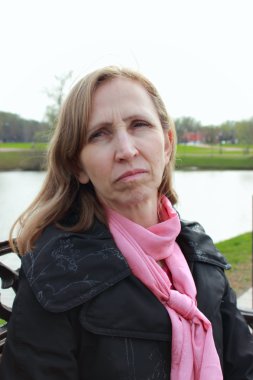 bir su birikintisi yakın bir bankta oturan kadın