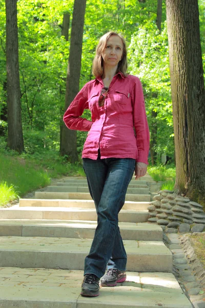 A woman walks in the park — Stock Photo, Image