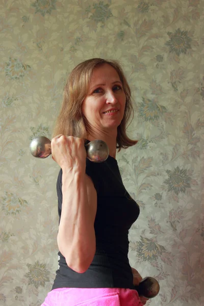 Bir kadın bir dumbbell ile şarj — Stok fotoğraf