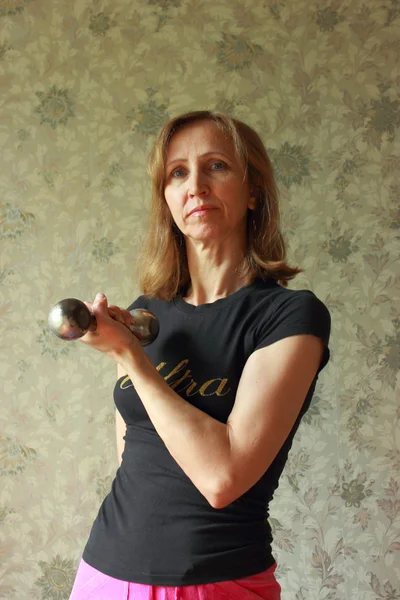Bir kadın bir dumbbell ile şarj — Stok fotoğraf