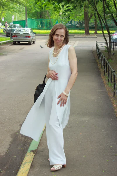 Una mujer con un traje blanco — Foto de Stock