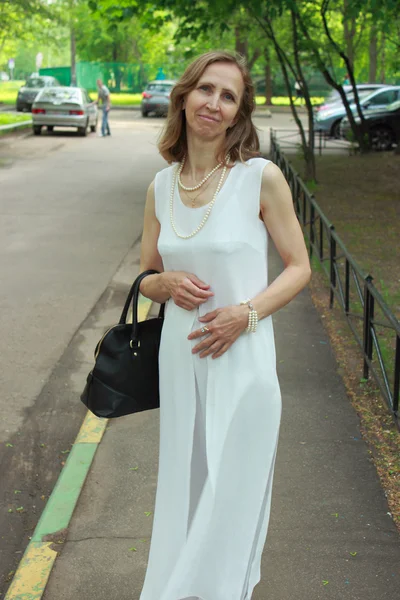 Una mujer con un traje blanco — Foto de Stock