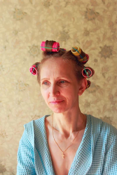 Portrait d'une femme avec une blessure sur un bigoudi — Photo