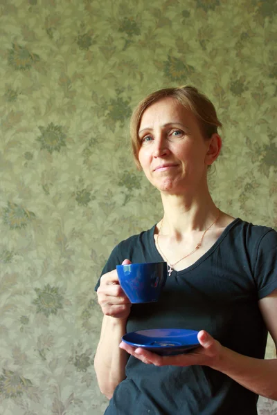 A woman holding a cup of tea — Stock Photo, Image