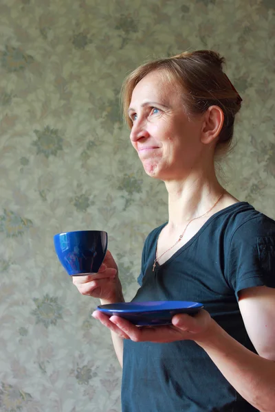 A woman holding a cup of tea — Stock Photo, Image