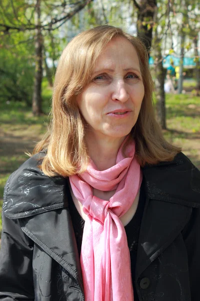 sokakta yürürken bir siyah montlu bir kadın