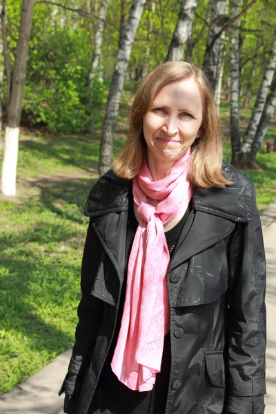 sokakta yürürken bir siyah montlu bir kadın