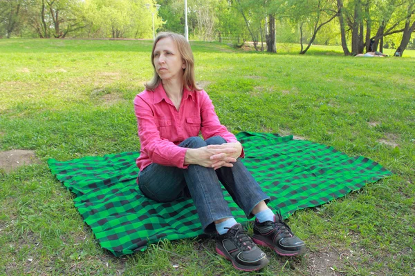 Mujer relajándose en el parque — Foto de Stock