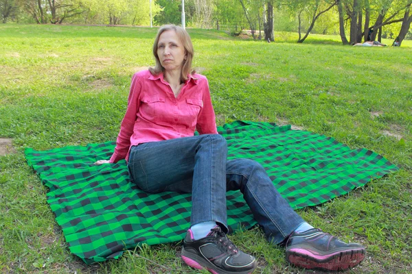 Kobieta relaksująca się w parku — Zdjęcie stockowe
