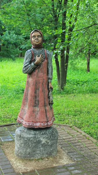 La escultura "Girl". Moscú . —  Fotos de Stock