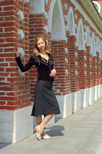 p tsaritsyno sarayında sütunlu yanında yürüyen bir kadın