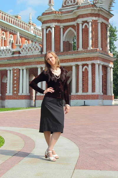 Kobieta przechadza się w parku, w pobliżu pałacu Carycyno. Moskwa. — Zdjęcie stockowe