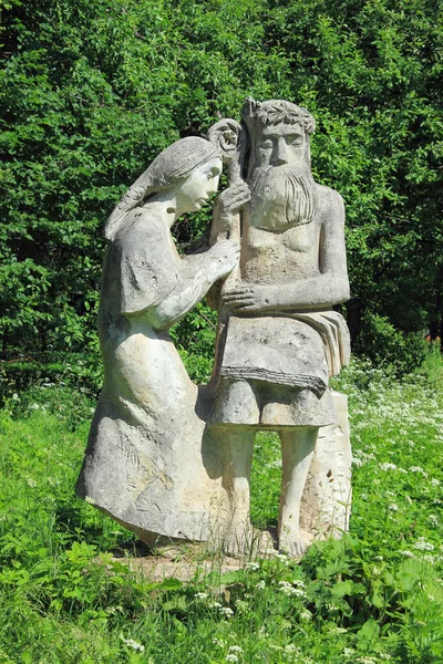Skulptur i parken "Den gamle mand og den gamle kvinde". Lianozovo - Stock-foto