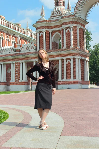 Kobieta przechadza się w parku, w pobliżu pałacu Carycyno. Moskwa. — Zdjęcie stockowe