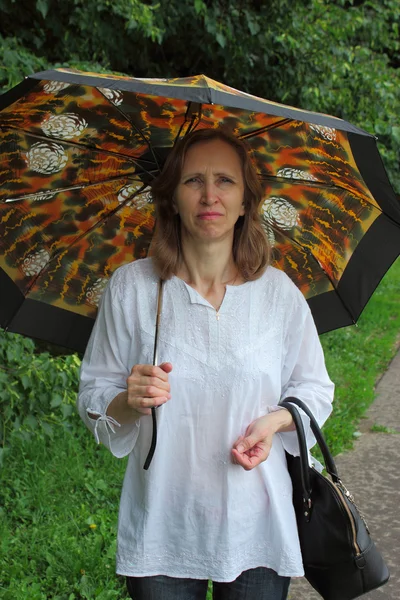Femme avec un parasol — Photo