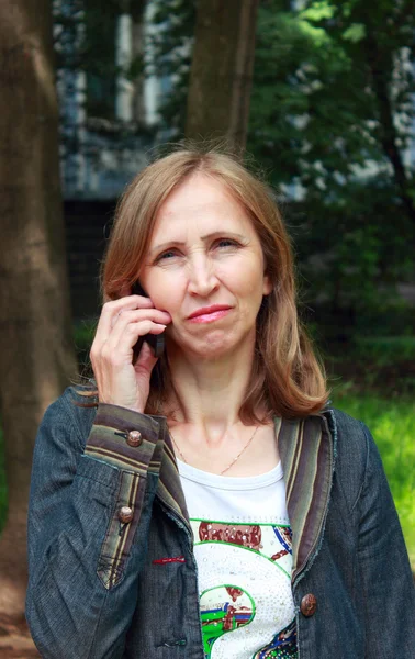 Femme parlant sur téléphone portable — Photo