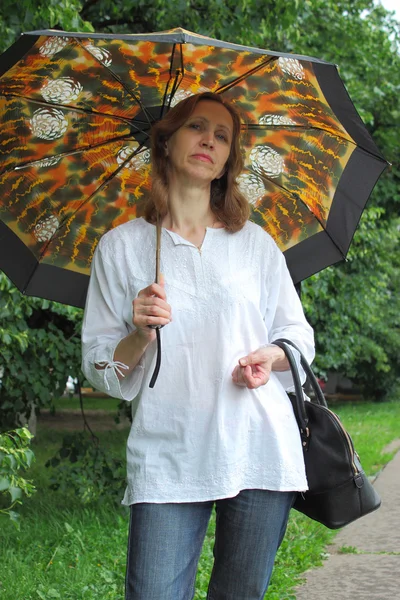 Femme avec un parasol — Photo