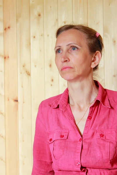 Een vrouw in een rode shirt — Stockfoto