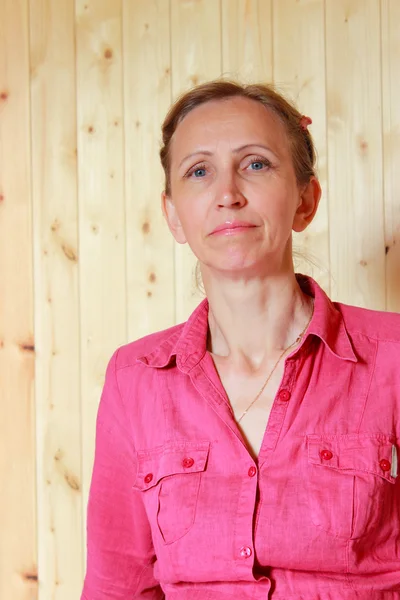 Una mujer con una camisa roja — Foto de Stock