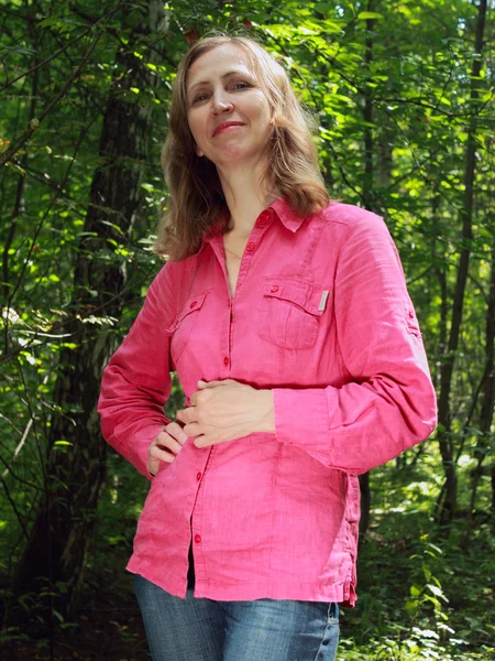 Een vrouw wandelingen in het bos — Stockfoto