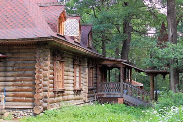 Mooi houten huis — Stockfoto
