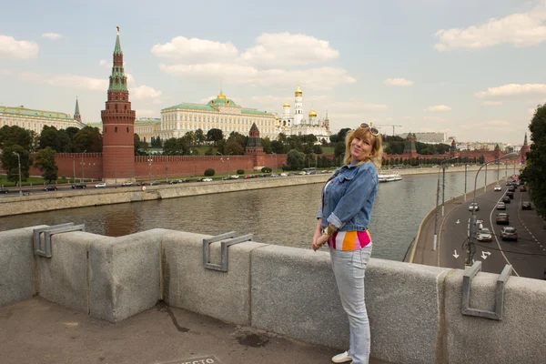 A woman is standing on the background of the Moscow Kremlin — Stock Photo, Image