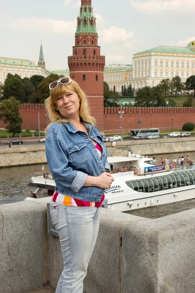 A woman is standing on the background of the Moscow Kremlin — Stock Photo, Image