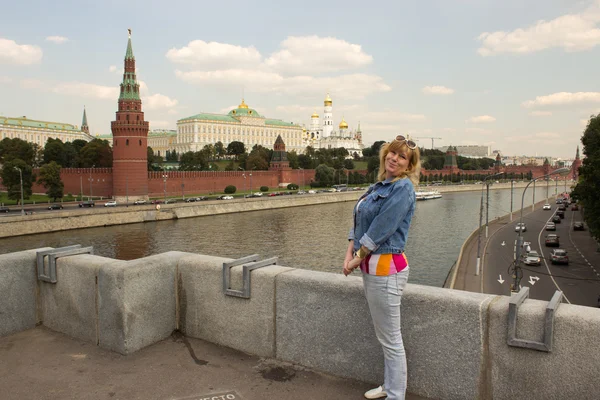 Une femme se tient sur le fond du Kremlin de Moscou — Photo