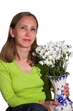 Vazo Çiçekleri ile izole tutan bir kadın
