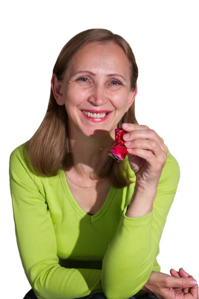 A nő, kezében egy darab cukorkát. elszigetelt — Stock Fotó