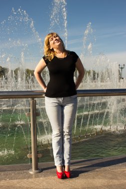 bir kadın bir çeşme standları