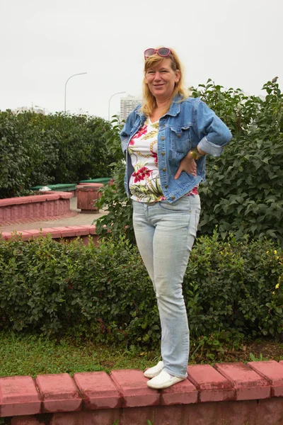 Eine Frau in blauer Jacke — Stockfoto