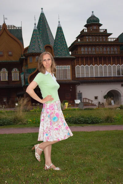 Una mujer camina cerca del palacio del zar Alexei Mikhailovich en Kol — Foto de Stock