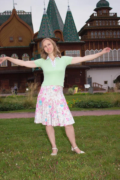 Une femme marche près du palais du tsar Alexei Mikhaïlovitch à Kol — Photo