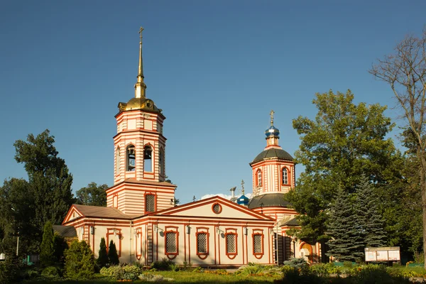 Tempel van de verheerlijking van het Heilige Kruis in altufevo. Moskou, — Stockfoto