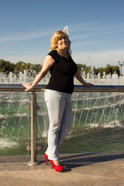 bir kadın bir çeşme standları