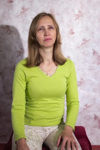 Una mujer con una blusa verde — Foto de Stock