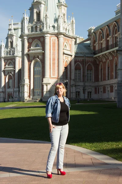 Une femme vêtue d'une veste bleue marchant près du palais Tsaritsyno en t — Photo